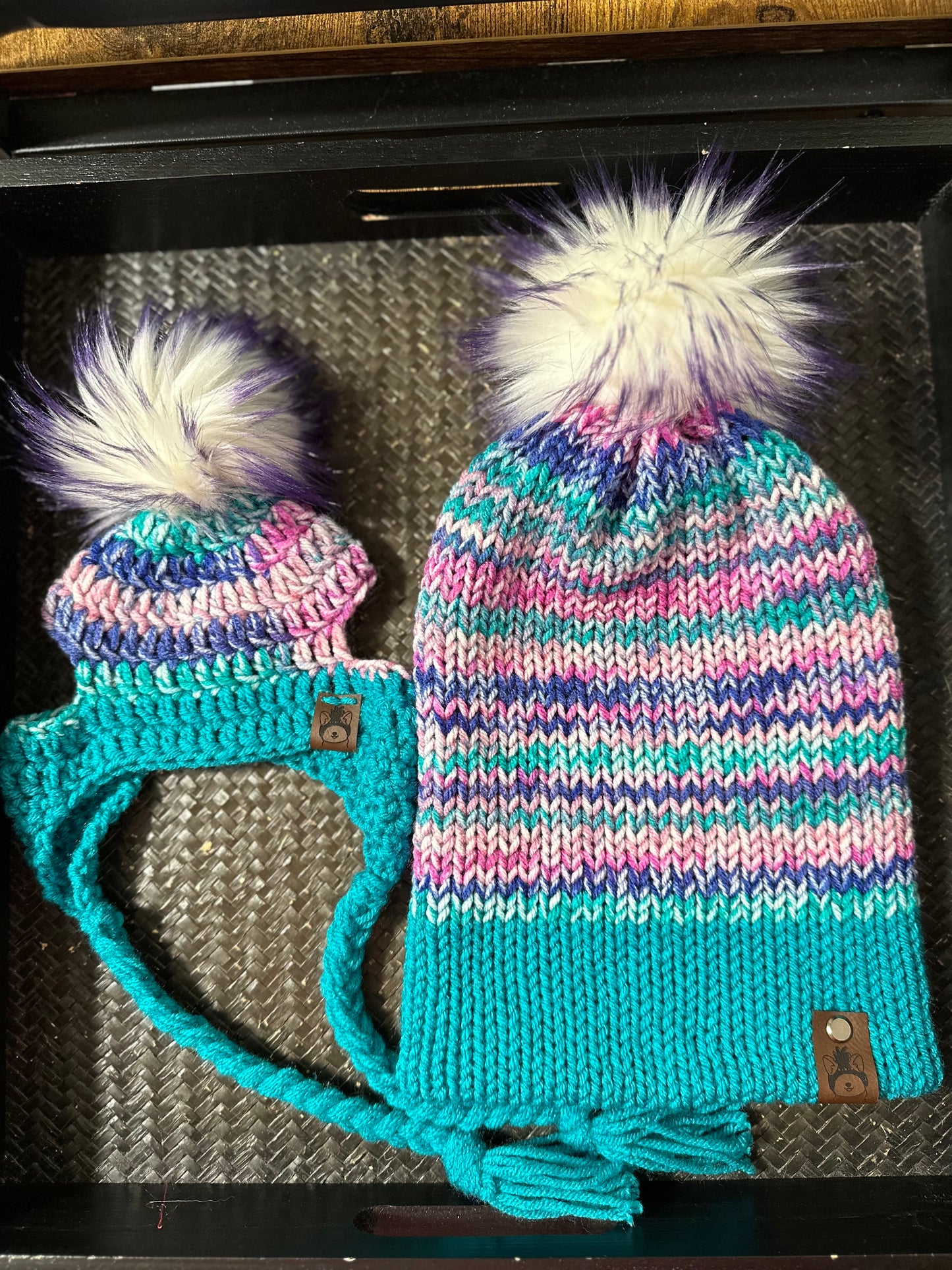 Bonnets assortis aux couleurs vives de paon pour maman et chiot